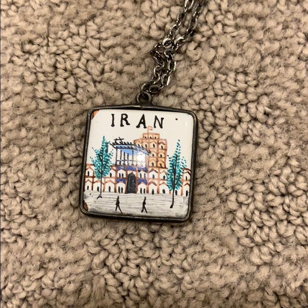Vintage pendant necklace!